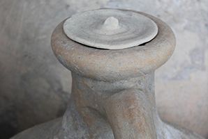 Ánforas de Mar presenta su colección de urnas funerarias